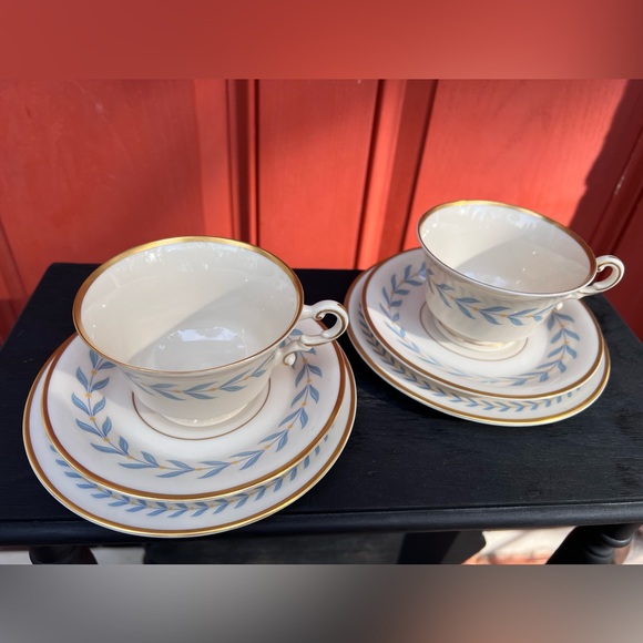 A Pair of Old Ivory Teacups With Saucers and Bread Plates - Picture 3 of 8